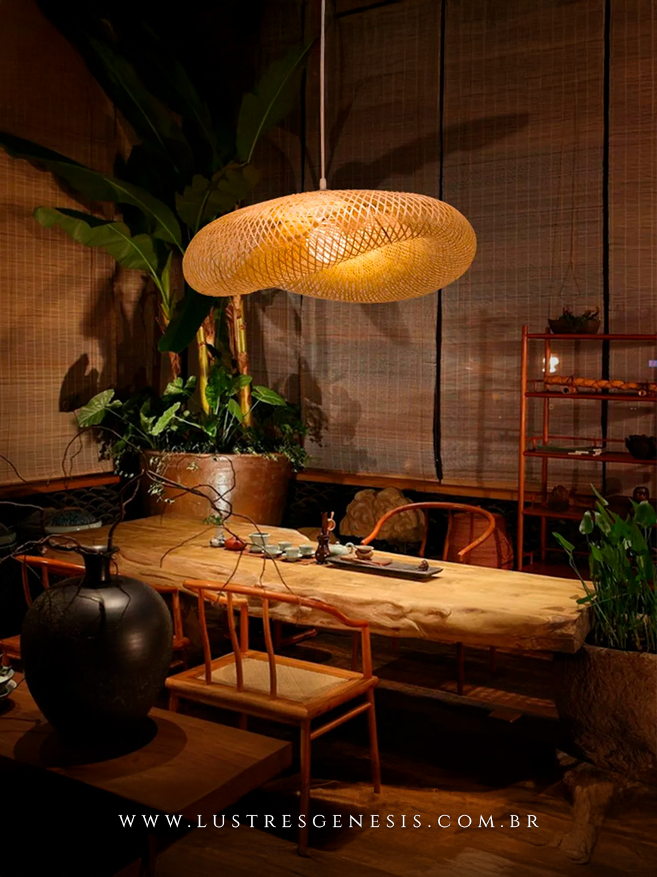 Pendentes artesanais de fibra de bambu de 60cm instalados sobre balcão de cozinha e mesa de jantar em área gourmet, proporcionando iluminação aconchegante e decoração sofisticada.